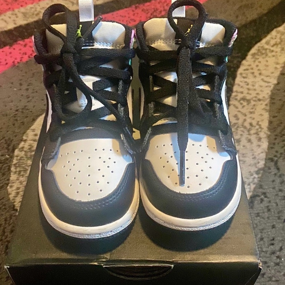 Jordan 1 Mid Pastel Black Toe 8c